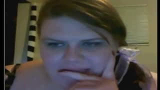 Толстая женщина показывает ее сочные тела