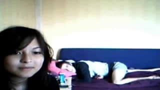 На диване он играет с киской этой девушки