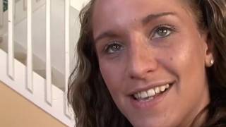 Тиффани трахает свою киску стеклянным дилдо