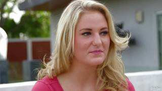 Пэйтон Симмонс в красном белье отсасывает член