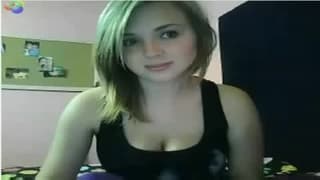 Эта сука возбуждена перед камерой