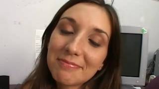 Красивой брюнетке, подарили фиолетовый фаллоимитатор для удовольствия