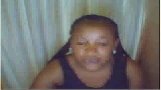 Черная женщина любит быть перед камерой