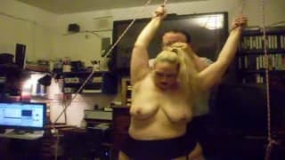 Он связал пухлую блондинка