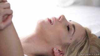 Нэсти-сногсшибательная блондинка, которая наслаждается своим мужчиной