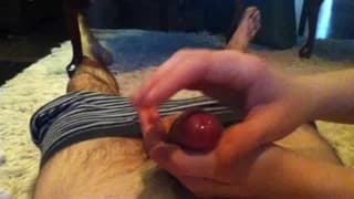 Она дрочит своему мужу и снимает это