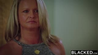 Большой черный член трахает горячую блонду