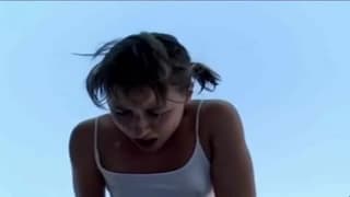 Она любит мастурбировать в одиночку вне дома