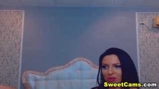 Горячая брюнетка сосет жестко