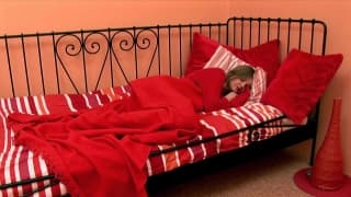 Молодая брюнетка мастурбирует с удовольствием