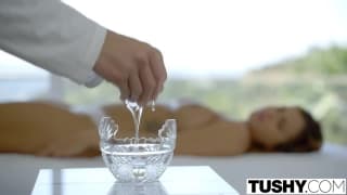 Она наслаждается с ним анальным массажем