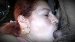 Эта рыжеволосая делает ему минет