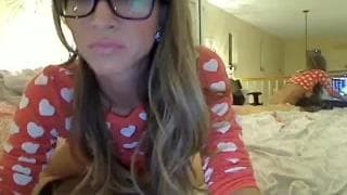 Шлюха трахается с большим фаллоимитатором