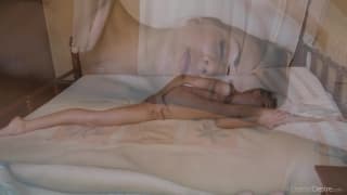 Эта гибкая блондинка шлюха показывает нам всё