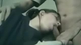 Брюнетка, которая сосет его глубоко