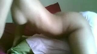 Девушка потирает сврю киску о подушку