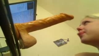 Она использует фаллоимитатор для практики