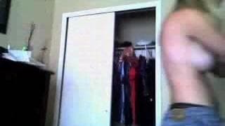 Красотка раздевается перед камерой