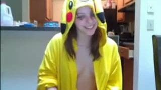 Эта шлюха будет мастурбировать на камеру