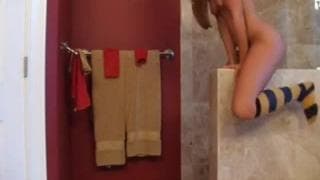 Милая девушка из колледжа танцует для нас