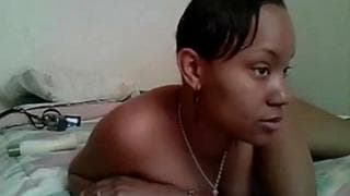 Эта черная женщина имеет огромный зад