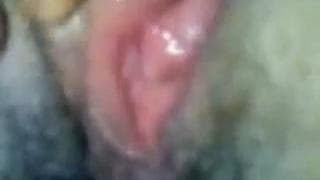 Посмотрим как он проникает в волосатую киску