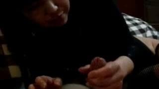 Она дрочит ему, пока он не кончит