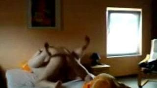 Они проводят свое время, дурачась в постели