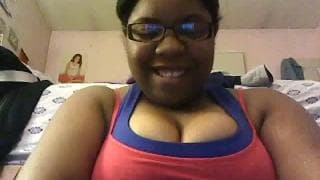 Черная чика показывает ее сиськи