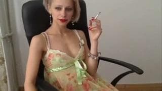 Секси блондинка дразнит нас в нижнем белье