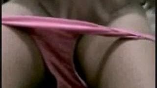 Горячая мамаша играет со своей киской