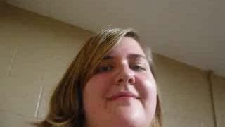 Толстушка показывает нам свою сексуальность