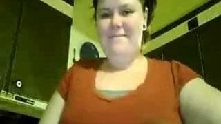 Эта мамаша показывает свои сочные сиськи