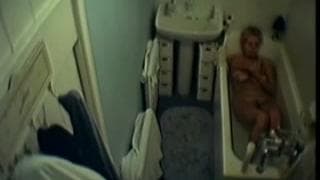 Эта дама обнажается, чтобы принять ванну