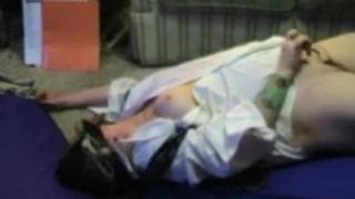 Лаская себя, прежде чем начать сосать