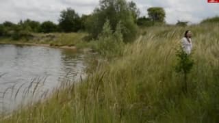 Возбуждённая пара наслаждается сексом у озера