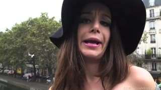 У Кары Сен-Жермен есть жёсткий хуй в её киске