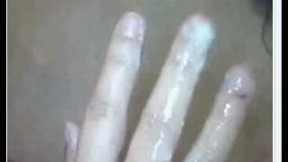 Она засовывает все свои пальцы в глубину