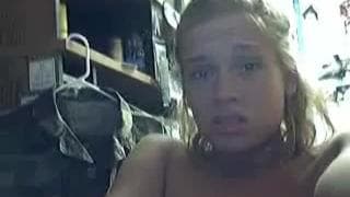 Горячая блондинка любит трахать ее влагалище