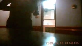 Эта брюнетка не подозревает что за ней следят