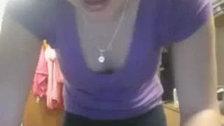 Молодая сука дрочит себе