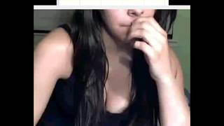 Эта брюнетка раздевается для нас на камеру