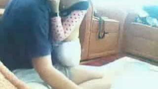 Она хочет повеселиться и соблазняет его