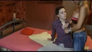 Этот молодой парень потеряет свою девственность с шикарной шлюшкой! Этот молодой парень потеряет свою девственность с шикарной шлюшкой!