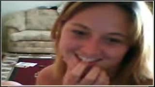 Зрелая блонди снимет одежду на камеру