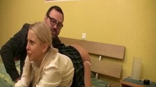 Верная блондинка, которая сосёт у священника Верная блондинка, которая сосёт у священника