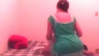 Молодая домохозяйка любит сосать его член