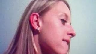 Молодая блонди любит сосать его соску