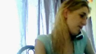 Молодая блонди голая играет в одиночестве