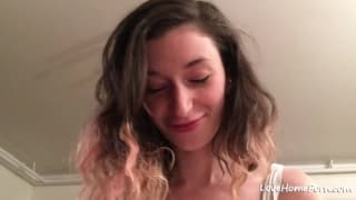 Эта молодая девушка кажеться совсем невинной